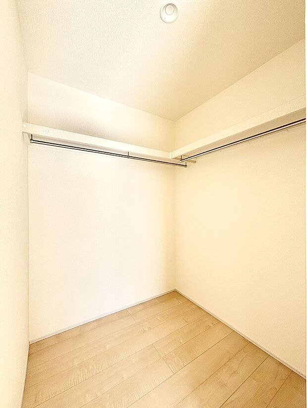 ウォークインクローゼット付きで生活空間を広く利用できます。