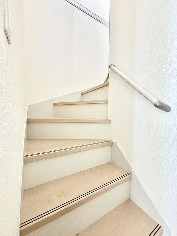 安全性を考慮し階段には手すりを設置しています