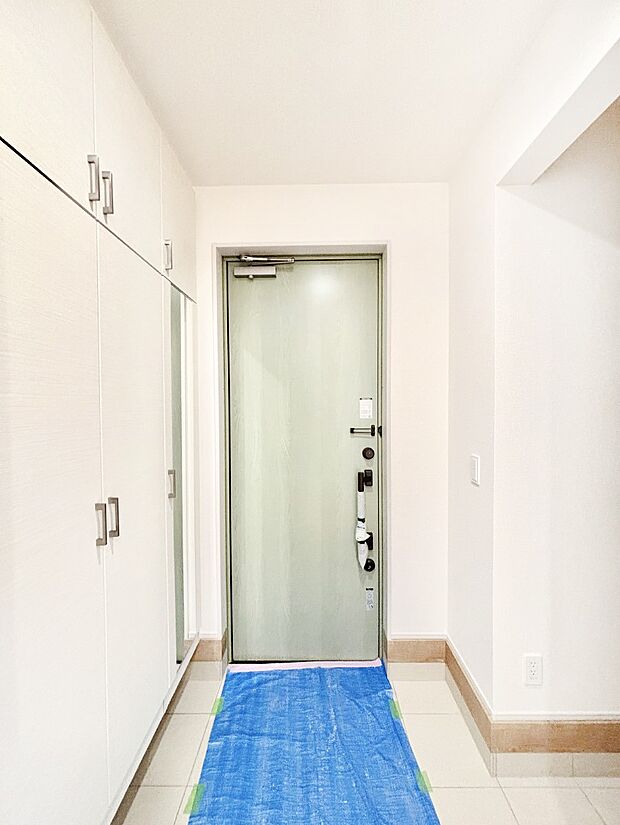 ご家族やお客様を気持ちよくお出迎えできる穏やかな雰囲気の玄関です。