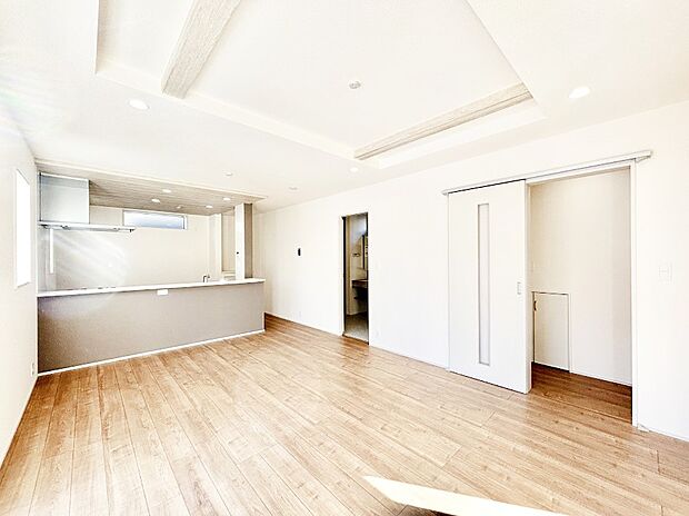 ナチュラルテイストの優しく柔らかい色使いのフローリングが素敵なリビングですね。