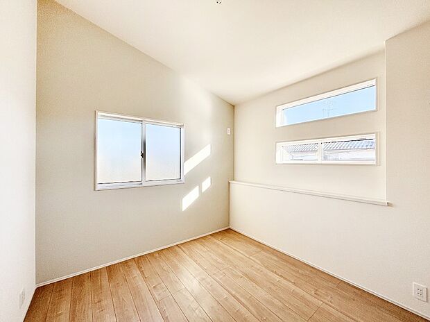 2面採光で気持ちよく自然光が取り入れられるのでお子様のお部屋にもピッタリ