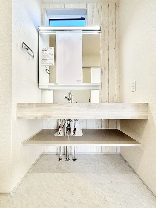 大きく見やすい三面鏡で清潔感ある洗面台は、身だしなみチェックにおすすめです