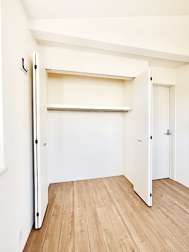 洋室のクローゼット。奥行きがあるので厚手の衣類もすっきり収まります。