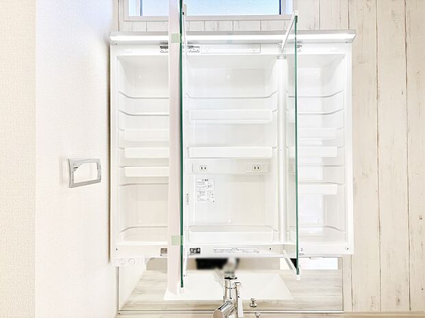 三面鏡の裏に、化粧品や衛生用品などを収納可能。洗面台をすっきりと保ちます！