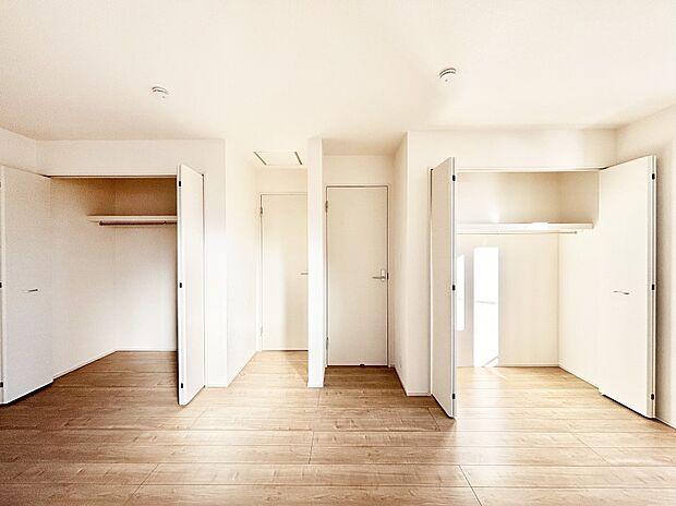 ドア＆クローゼット2ヵ所付きなので2部屋に分けて利用可
