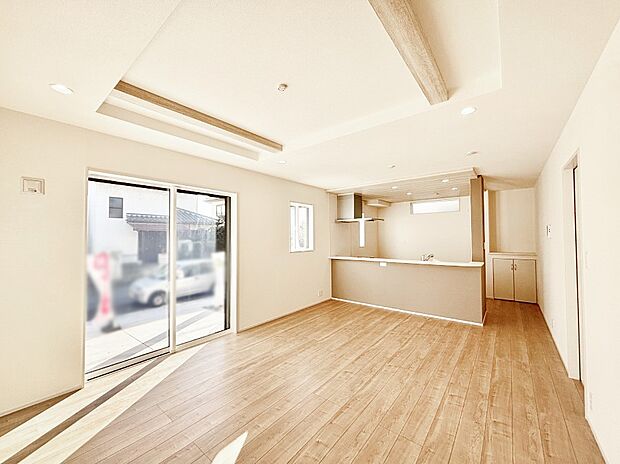 明るい陽光が注ぎ、寛ぎの雰囲気に満たされるダイニング。