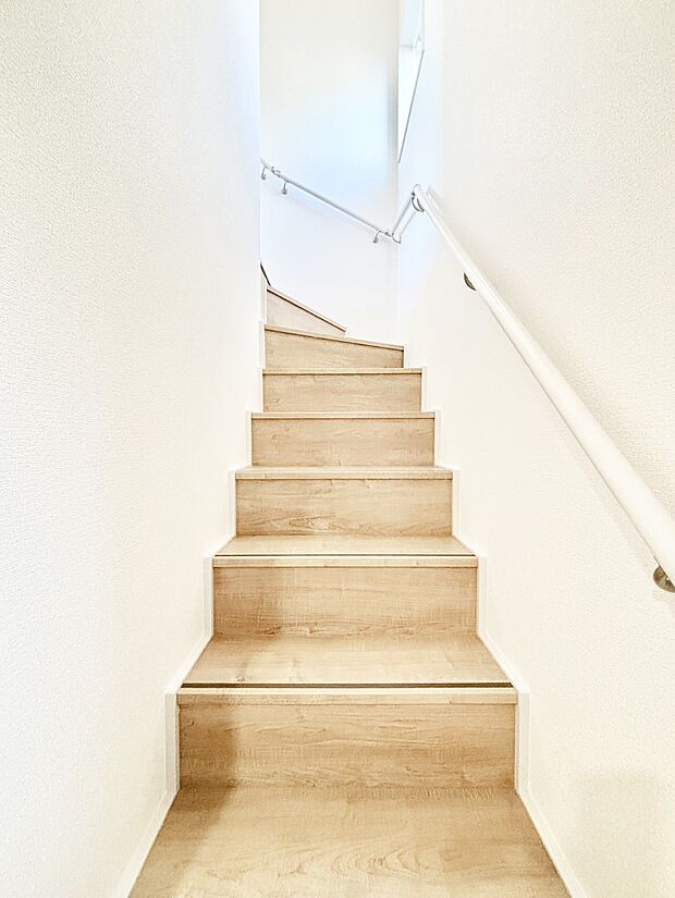 安全性を考慮し階段には手すりを設置しています