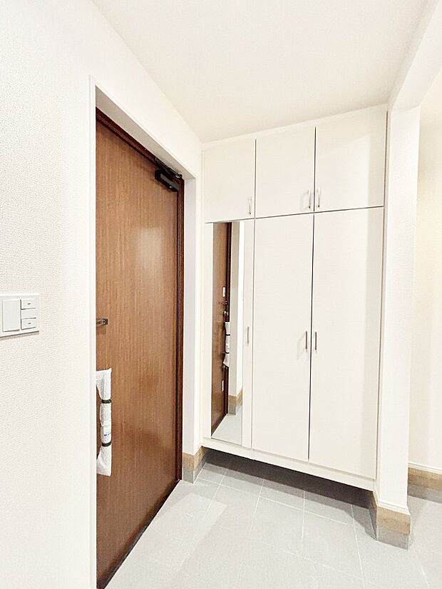 ミラー付きシューズボックスはお出かけ前の身だしなみチェックに便利