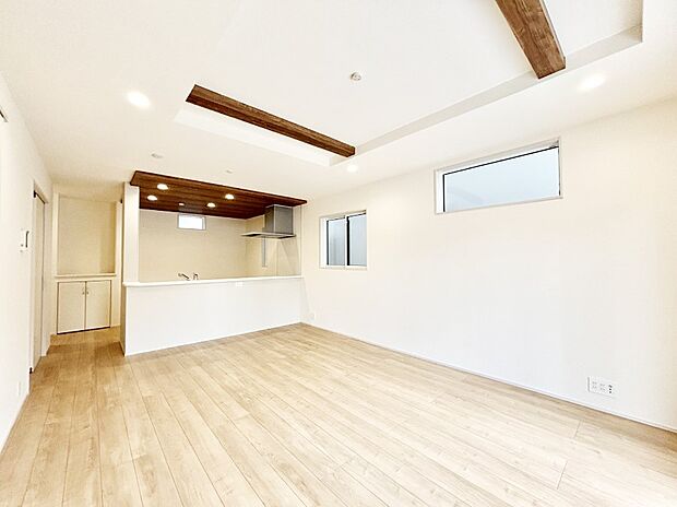 ご家族の賑やかな話し声で包まれる明るいリビング