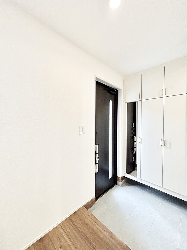 ガラススリットの入った玄関ドアが室内に光を届けてくれます