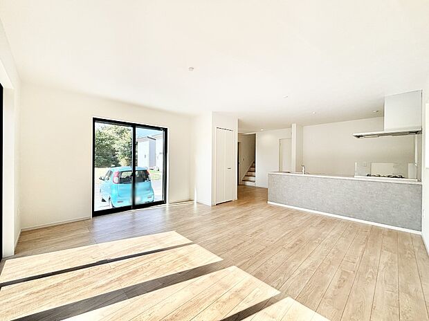 明るい陽光が注ぎ、寛ぎの雰囲気に満たされるリビング・ダイニング。