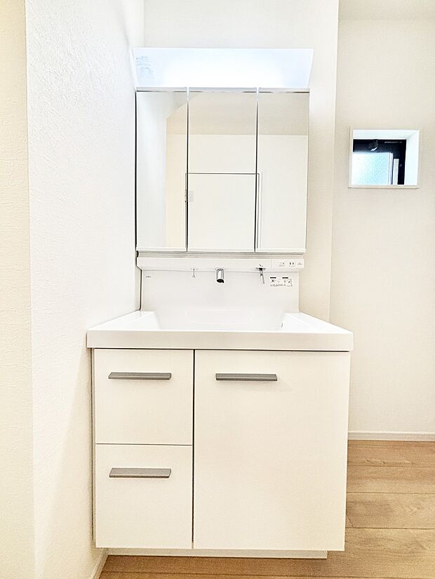 収納力と機能性に優れた洗面化粧台  