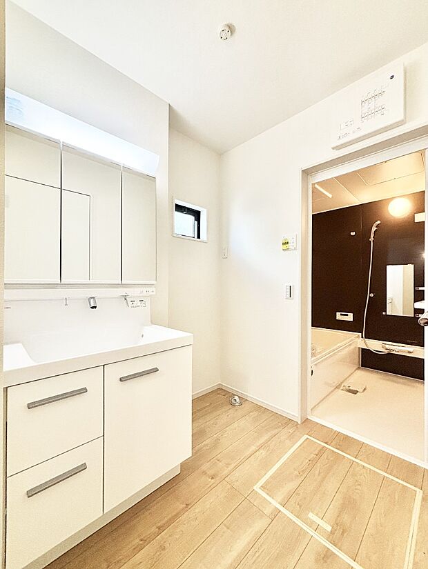 ゆとりの洗面スペースで朝の身支度もスムーズに