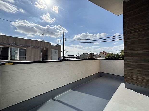 暖かな陽光が降り注ぐバルコニーはお洗濯におすすめ。爽やかな風も心地よいです。 