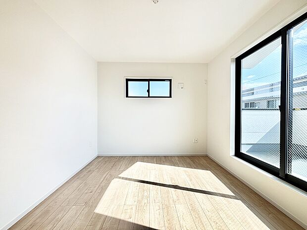 バルコニーが開放感をプラスしてくれる洋室  