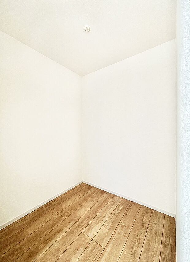 ウォークインクローゼット付きで生活空間を広く利用できます。