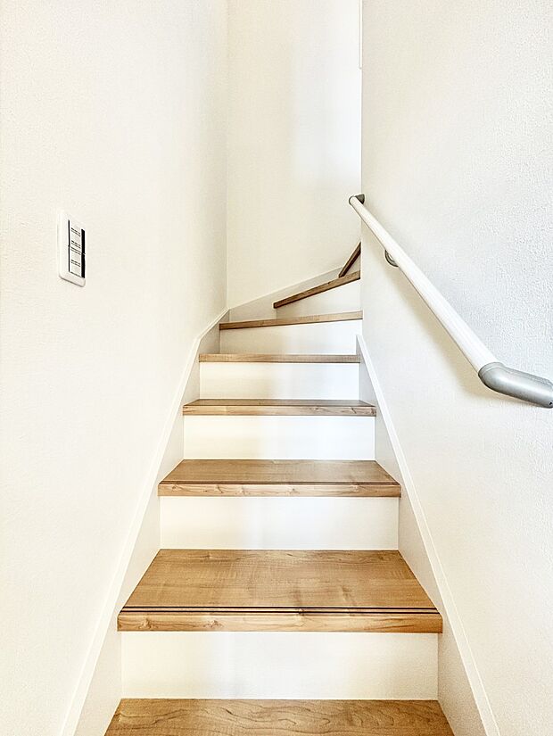 安全性を考慮し階段には手すりを設置しています