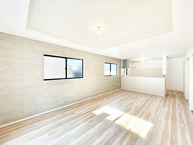 明るい陽光が注ぎ、寛ぎの雰囲気に満たされるリビング・ダイニング。 