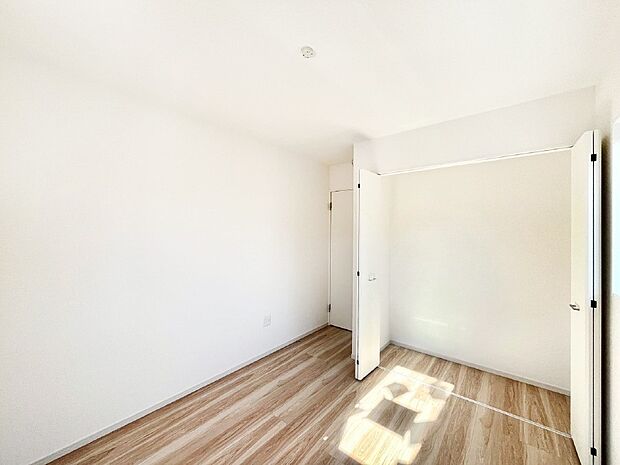 お子さまのお部屋としても！衣類の整理整頓に便利なクローゼット付きの洋室。