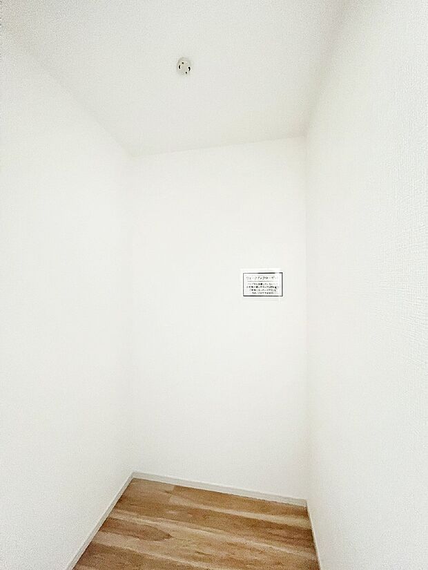 ウォークインクローゼット付きで生活空間を広く利用できます。