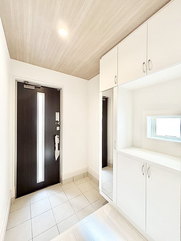 下駄箱はご家族の写真や季節のインテリアで飾り棚として演出できます