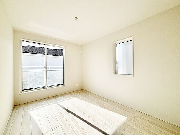 窓からのやさしい光が心地よいプライベートルーム