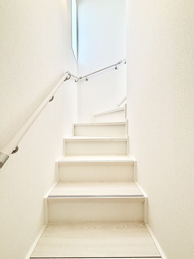 階段は手すり付きなので小さなお子さまやご高齢の方も安心です