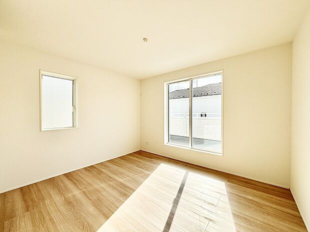 バルコニーが開放感をプラスしてくれる洋室