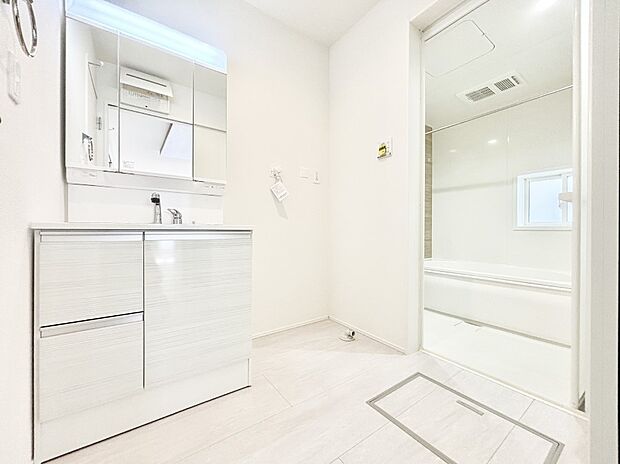 清潔感ある洗面化粧室で朝の身支度も快適