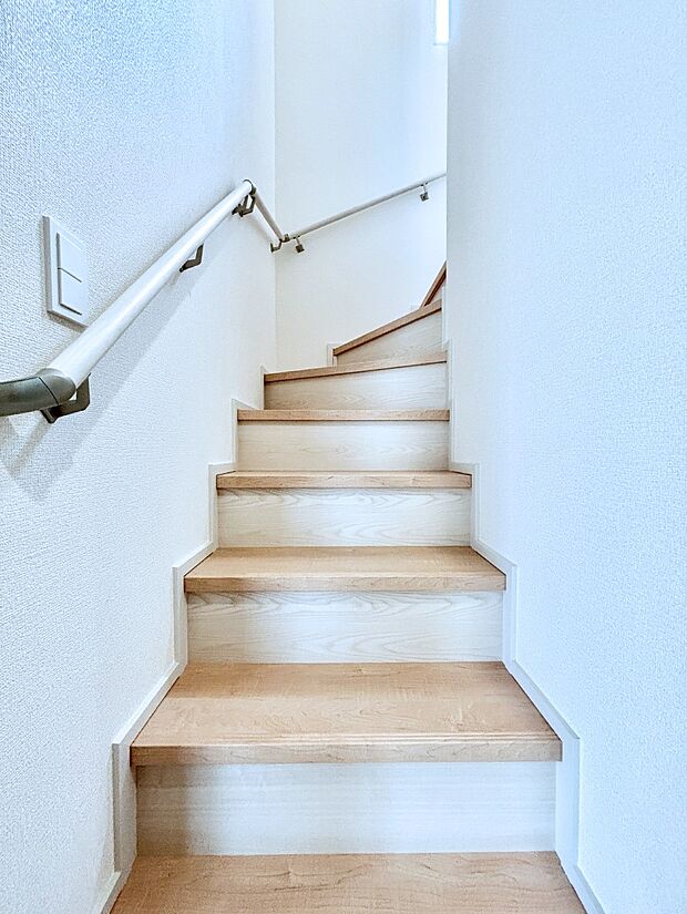 安全性を考慮し階段には手すりを設置しています
