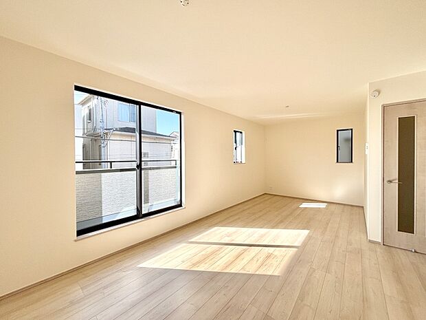 明るい陽光が注ぎ、寛ぎの雰囲気に満たされるダイニング。