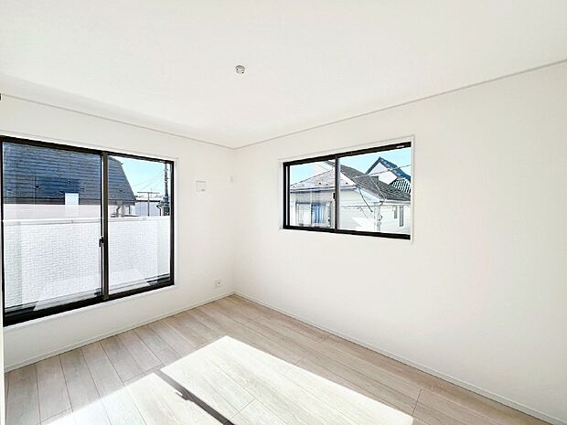 明るいバルコニーサイドに洋室を設置。目覚めの良い寝室に。  