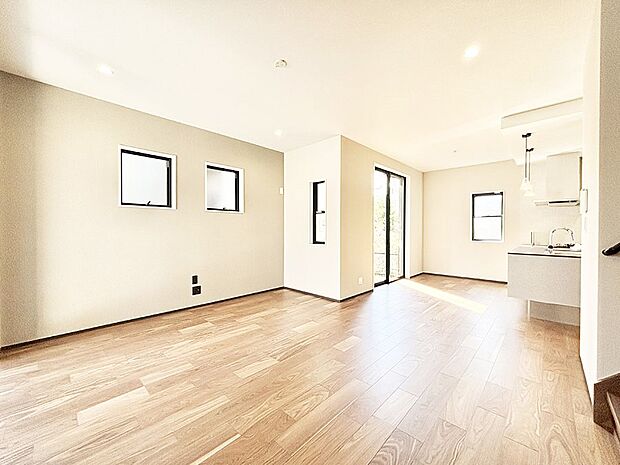 ご家族の賑やかな話し声で包まれる明るいリビング