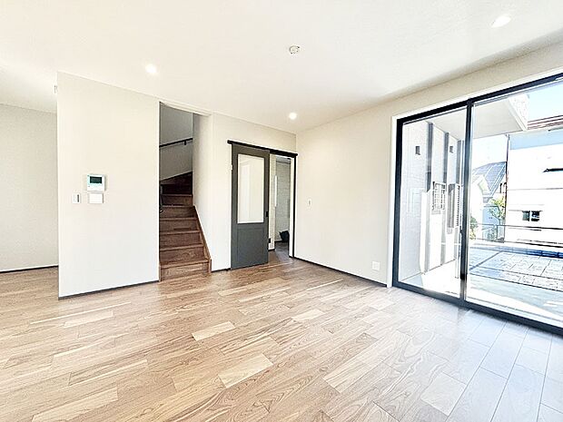 大きな窓からたっぷりの陽光と風を感じられるリビング