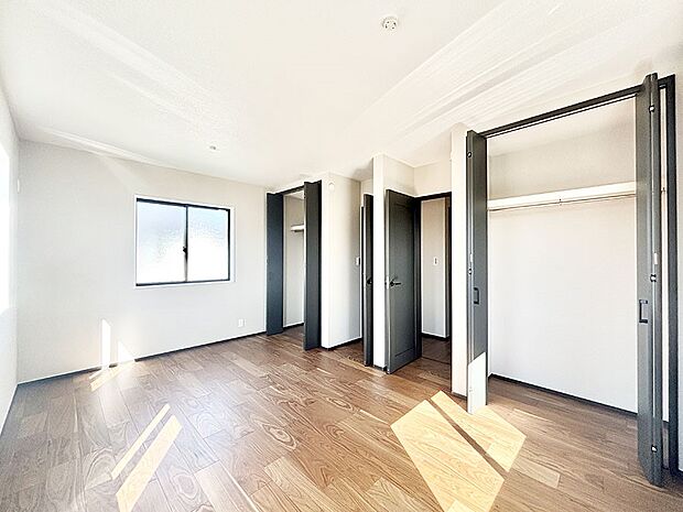 ドア＆クローゼット2ヵ所付きなので2部屋に分けて利用可