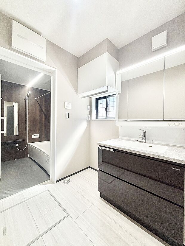 清潔感ある洗面化粧室で朝の身支度も快適