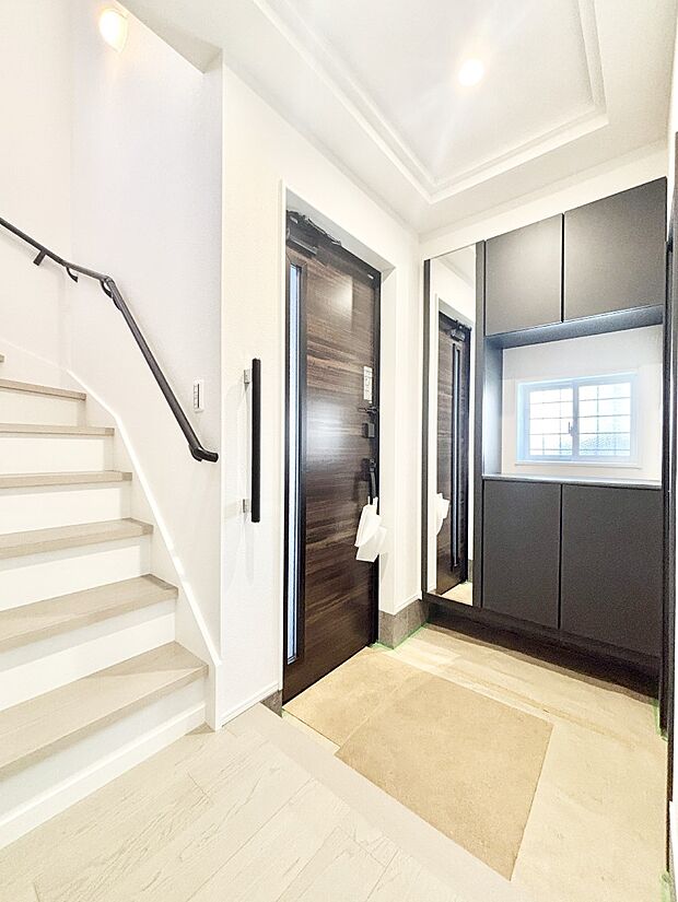 下駄箱はご家族の写真や季節のインテリアで飾り棚として演出できます