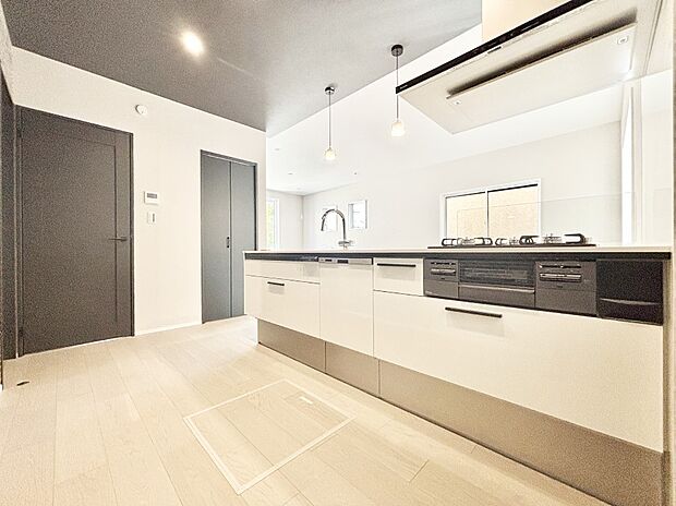 広々とした使い勝手の良いキッチンで日々のお料理も楽しくなりそう