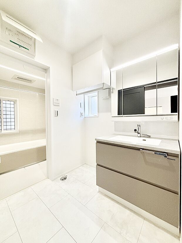 清潔感ある洗面化粧室で朝の身支度も快適