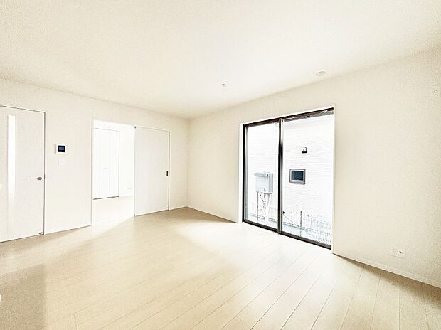 大きな窓からたっぷりの陽光と風を感じられるリビング