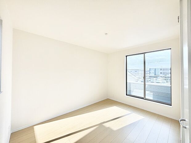 明るいバルコニーサイドに洋室を設置。目覚めの良い寝室に。 