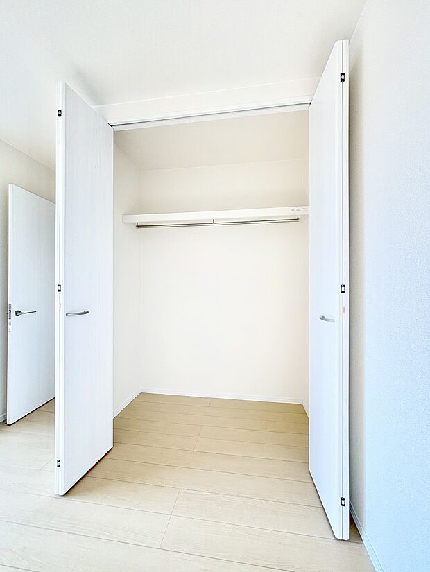 洋室のクローゼット。奥行きがあるので厚手の衣類もすっきり収まります。