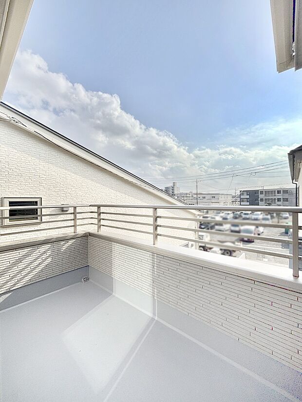 ゆったりバルコニーだから沢山お洗濯ものを干せます。  