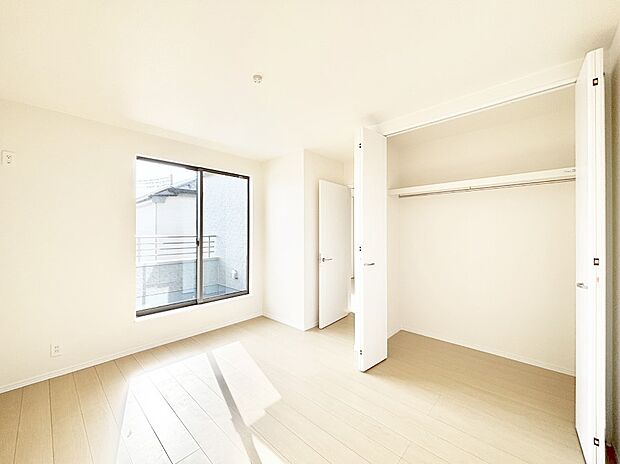 やさしい光がさしこむ居室はしっかり収納付き