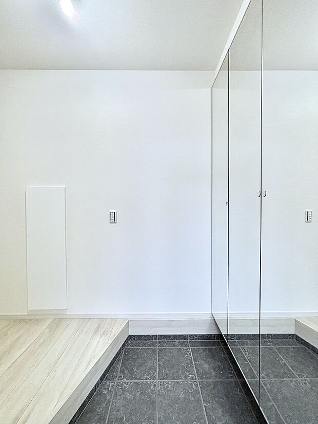 家族の帰宅やお客様をあたたかく迎える玄関  