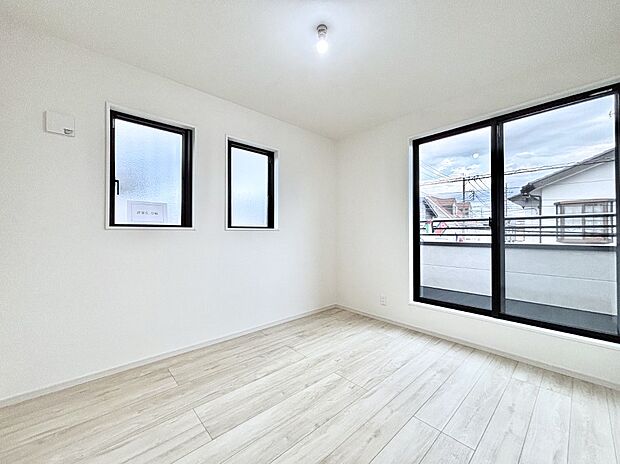 明るいバルコニーサイドに洋室を設置。目覚めの良い寝室に。 