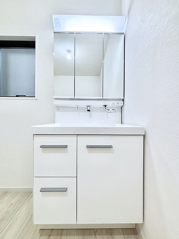 大きく見やすい三面鏡で清潔感ある洗面台は、身だしなみチェックや肌のお手入れにおすすめです。