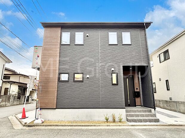 洗練された外観、上質な住空間が広がる室内は永く安心して過ごせる住居です。 