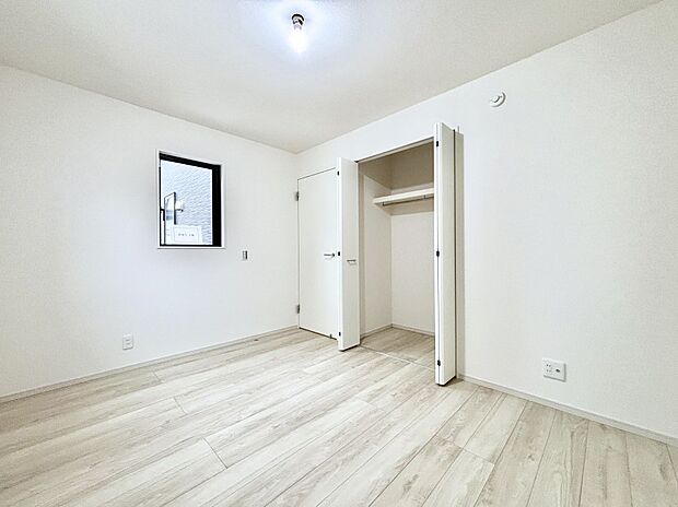 明るいバルコニーサイドに洋室を設置。目覚めの良い寝室に。 