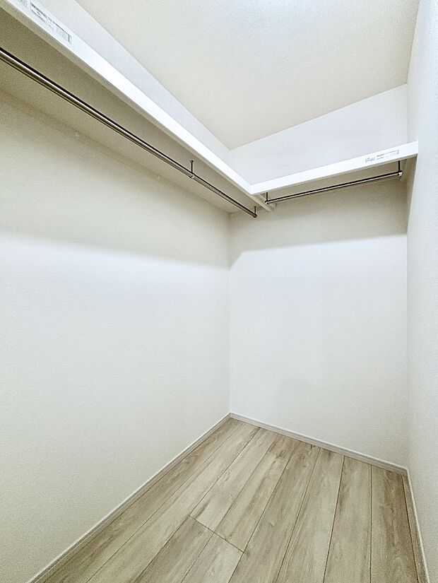 ウォークインクローゼット付きで生活空間を広く利用できます。